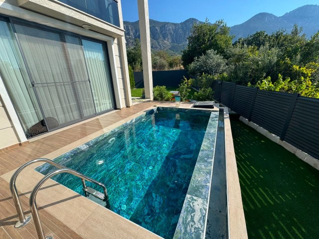 Girne Laptada Denize Yakın Dağ ve Deniz Manzaralı Özel Havuzlu, Spor Odası,Jakuzii ve Geniş Bahçe Alanı İle 3+1 Satılık Full Yeni Eşyalı Villa - Fotoğraf 1