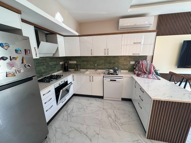 Girne Laptada Denize Yakın Dağ ve Deniz Manzaralı Özel Havuzlu, Spor Odası,Jakuzii ve Geniş Bahçe Alanı İle 3+1 Satılık Full Yeni Eşyalı Villa - Fotoğraf 4