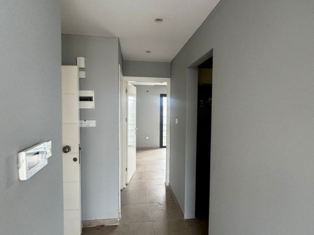 LEFKOSA Yenişehir Atatturk Caddesi .Turk Belediyeye Yakin Satilik 85 m2 TURK TAPULU 1+1 Daire 95.000 STG/+905391132605 - Fotoğraf 4