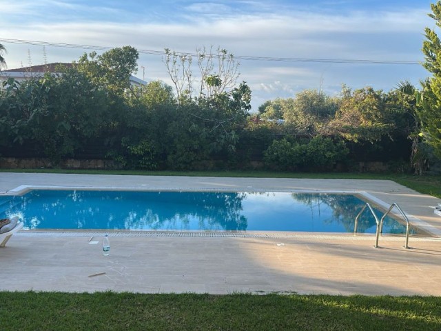 Girne Çatalköy Bölgesinde 1 Donum Arsanın İçerisinde 6+2 Satılık Villa - Fotoğraf 1