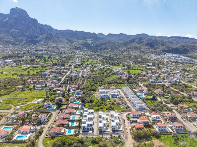 Karşıyaka, Girne  Deniz Yakin Manzaralı  Satılık 4+1 Villa 515.000 STG / +905391132605