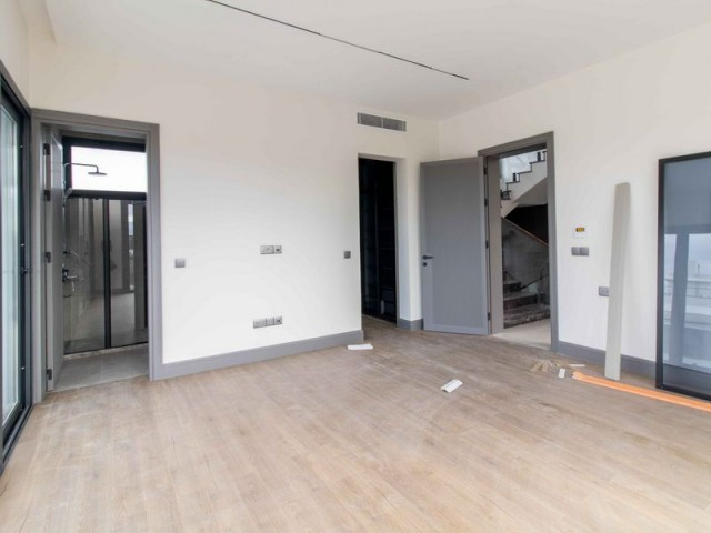 Ozanköy'de Yeni 5+1 Havuzlu, Çatı Teraslı Lüks Villa