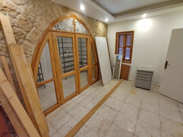 4 yatak odalı ikinci el villa + 10m x 5m ısıtmalı yüzme havuzu + full eşyalı + spor salonu + snooker oyun odası + şarap mahzeni + depo odası + çift garaj + havuz başında bar + kesintisiz deniz ve dağ manzarası + 74 öncesi Türk tapulu sahibinin adı, ödenen KDV