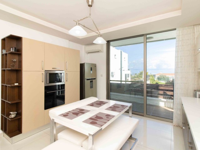 🌊⛰️ Alsancak’ta 4 Yatak Odalı, Havuzlu, Full Eşyalı, Deniz ve Dağ Manzaralı Lüks Villa