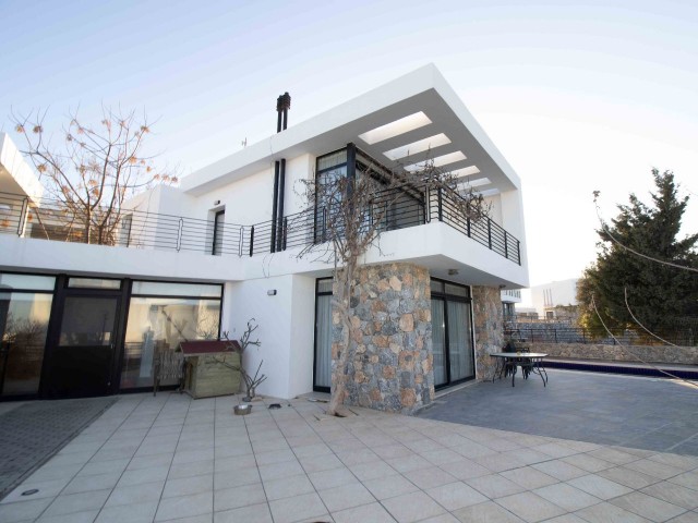 3 yatak odalı çağdaş ikinci el villa + 8m x 4m yüzme havuzu + mutfak aletleri + klima + yerden ısıtma + denize yürüme mesafesinde