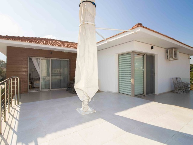 Girne Alsancak'ta Satılık 3 +1 Lüks Villa! - Fotoğraf 1