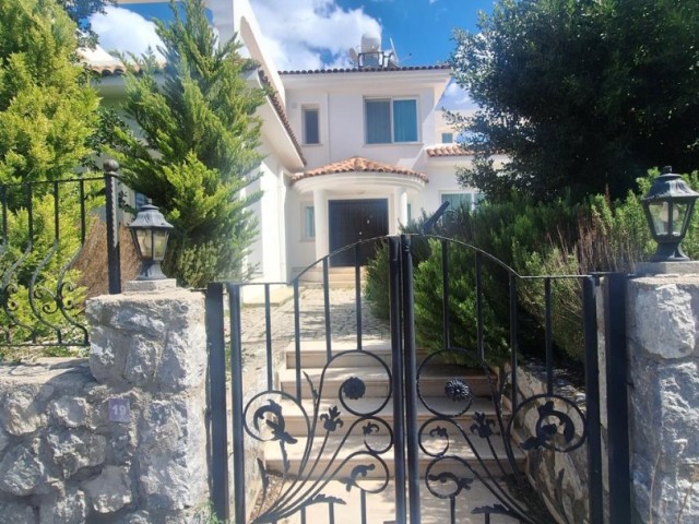 Girne Ozanköy'de Satılık Lüks Villa - Doğa ve Deniz Manzarası