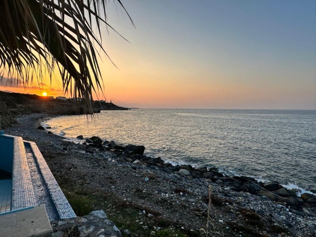 Girne Esentepe'de; Denize Sıfır, Muhteşem Manzaralı, Satılık Yarım İnşaat Ev ve Arazi!