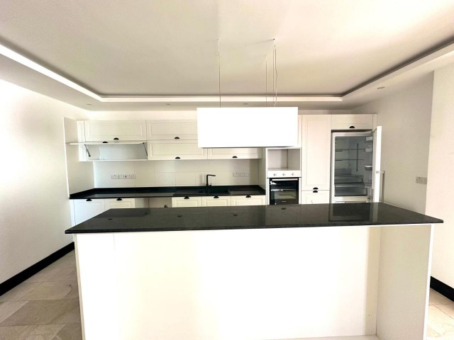 Girne Şehir Merkezinde; Deniz ve Şehir Manzaralı, Satılık, 3+1, Yeni, Daire!