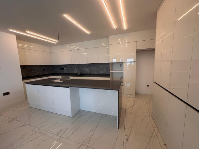 Girne Merkez'de Birinci Sırada Satılık Özel Havuzlu 3+1 Lüks Penthouse - Fotoğraf 4