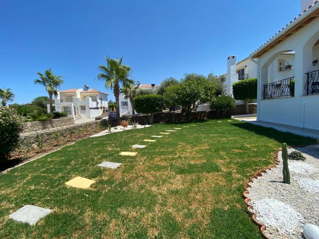 Girne Bellapais'de; Geniş Bahçe ve Teraslı, Prestijli Bir Site İçerisinde, Satılık, 4+1 Villa! - Fotoğraf 1