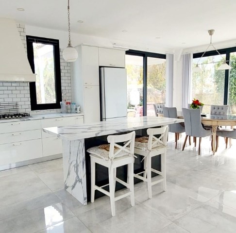 Alsancak’ta Geniş Bahçesi ve Meyve Ağaçlaryla Öne Çıkan Modern Villa - Fotoğraf 1