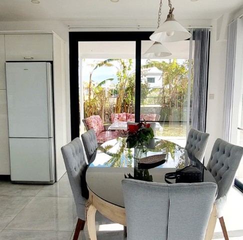 Alsancak’ta Geniş Bahçesi ve Meyve Ağaçlaryla Öne Çıkan Modern Villa - Fotoğraf 2