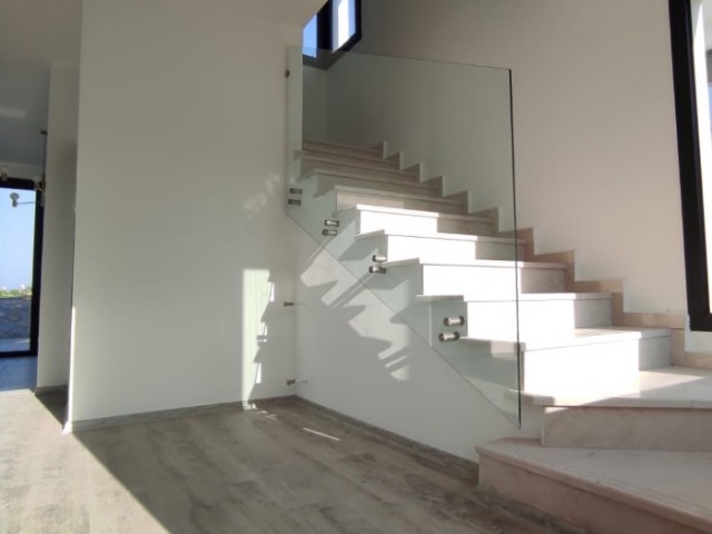 Alsancak’ta Geniş Bahçesi ve Meyve Ağaçlaryla Öne Çıkan Modern Villa - Fotoğraf 4