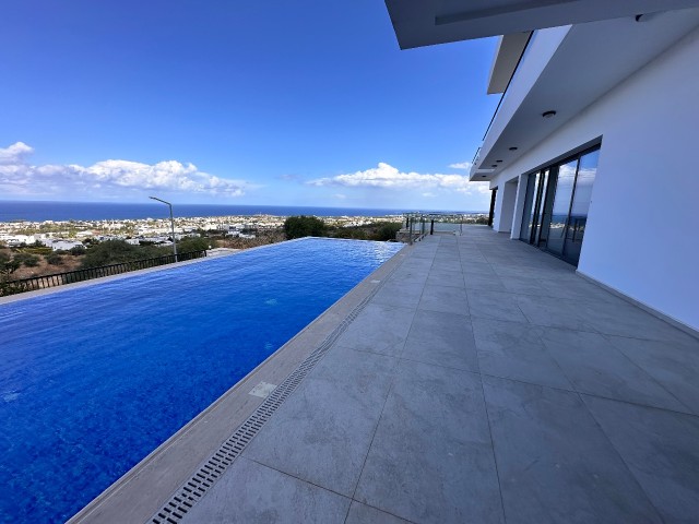 Girne Karmi; Panoramik Manzaralı, Prestijli Villa. Denize Karşı Uyanın ! - Fotoğraf 1