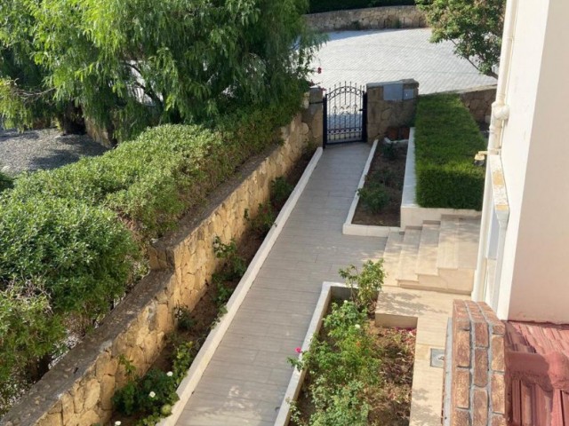 Lapta’da Deniz ve Dağ Manzaralı, 1.100 m² Arsa İçinde Özel Havuzlu 3+1 Lüks Villa