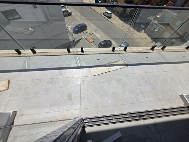 Magusa Canakkale Bolgesınde 2+1 Satılık Daıre 1/2 Aya Teslımdır. 85 M2 85.000 £ 5 Katlı Bina Asansörlü Cıty Mall Avm Ye 5 Dk Mesafede Esdeger Koçan Esyasız Olarak Satılıktır. Asansorlu Genıs Ferah Daırelerden Son 3 Adet 2.katta 1 Tane 4.katta 2 Adet Mevcut Yagmur Sergenc 05338315976 - Fotoğraf 1