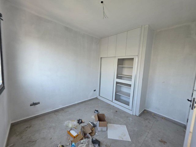 Magusa Canakkale Bolgesınde 2+1 Satılık Daıre 1/2 Aya Teslımdır. 85 M2 85.000 £ 5 Katlı Bina Asansörlü Cıty Mall Avm Ye 5 Dk Mesafede Esdeger Koçan Esyasız Olarak Satılıktır. Asansorlu Genıs Ferah Daırelerden Son 3 Adet 2.katta 1 Tane 4.katta 2 Adet Mevcut Yagmur Sergenc 05338315976 - Fotoğraf 3