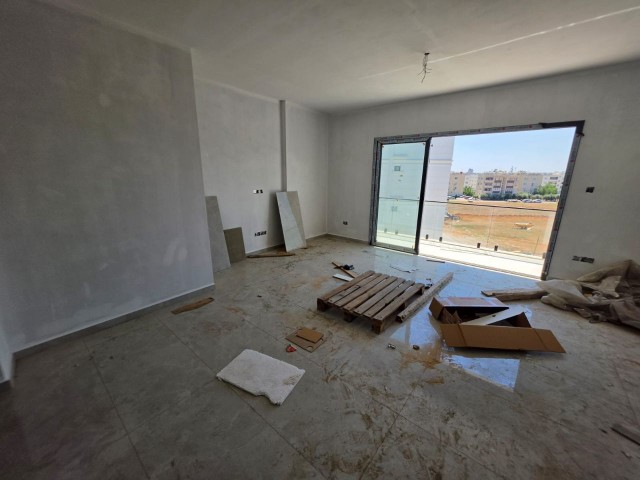 Magusa Canakkale Bolgesınde 2+1 Satılık Daıre 1/2 Aya Teslımdır. 85 M2 85.000 £ 5 Katlı Bina Asansörlü Cıty Mall Avm Ye 5 Dk Mesafede Esdeger Koçan Esyasız Olarak Satılıktır. Asansorlu Genıs Ferah Daırelerden Son 3 Adet 2.katta 1 Tane 4.katta 2 Adet Mevcut Yagmur Sergenc 05338315976 - Fotoğraf 4