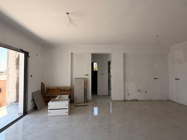 Magusa canakkale bölgesinde 2+1 eşyasız satılık daire 1 ay sonra teslim 85 m2 80.000 pound 3.katta 5 katlı asansörlü - Fotoğraf 1