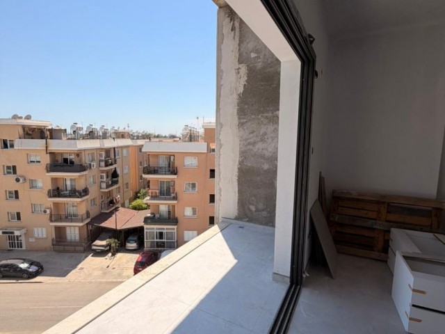 Magusa canakkale bölgesinde 2+1 eşyasız satılık daire 1 ay sonra teslim 85 m2 80.000 pound 3.katta 5 katlı asansörlü - Fotoğraf 3