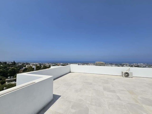 Girne Alsancak'da Satılık  Dağ-Deniz Manzaralı 3+1 Daire