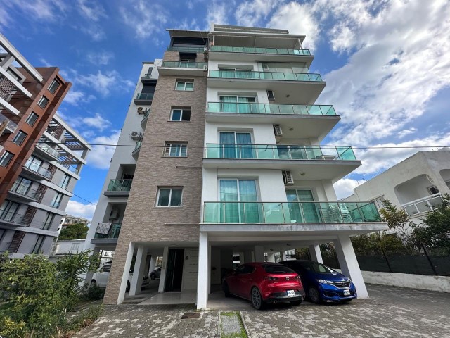 GİRNE MERKEZİNDE TÜM EŞYALI ÜÇ YATAK ODALI DAİRE