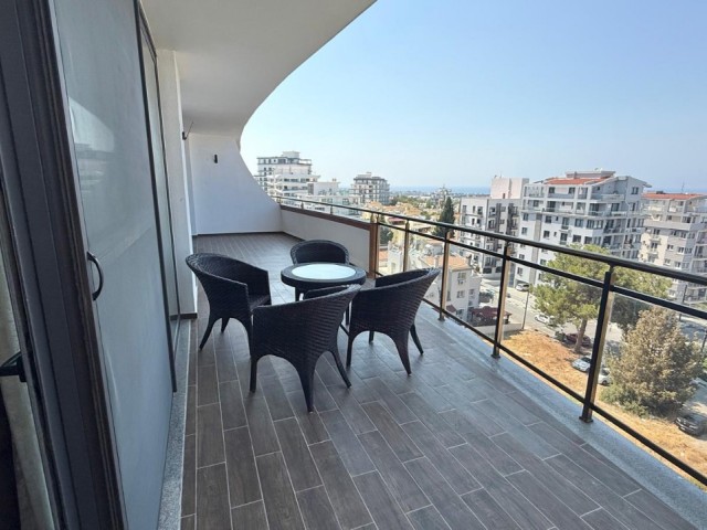 Girne Merkez’de Satılık Deniz Manzaralı 3+1 Lüks Penthouse – 240 m²