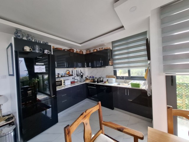 Girne Lapta Bölgesinde Satılık 2+1 Havuzlu Site İçinde Daire