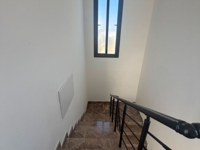 Alsancak Bölgesinde Satılık 2+1 Daire - Havuzlu Site İçinde