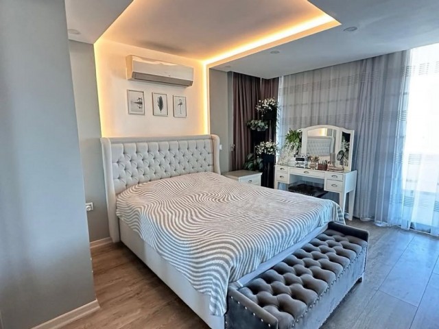 GİRNE MERKEZ’DE SİTE İÇERİSİNDE DENİZ VE ŞEHİR MANZARALI SATILIK LÜKS 3+1 DAİRE