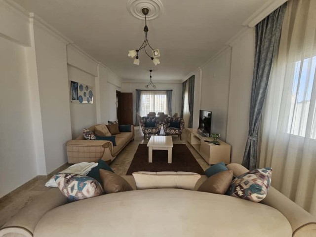 Mağusa Sakarya’da Geniş Oturumlu Satılık 3+1 Penthouse - Fotoğraf 1