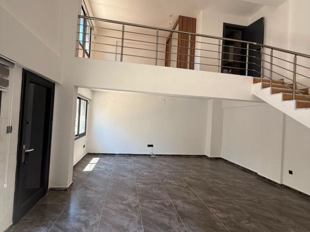 Gazimağusa'da Şehir Manzaralı Modern 1+1 Daire - Eşyalı Fırsat! - Fotoğraf 1