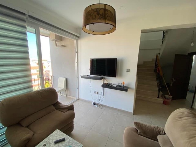 GAZİMAĞUSA GÜLSEREN BÖLGESİNDE HAVUZLU PENTHOUSE