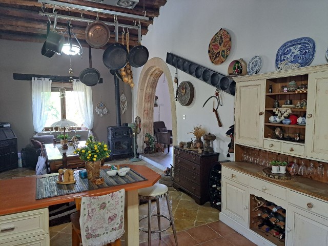 Satılık 4+2 Müstakil Tarihi Kıbrıs Evi Ozanköy Girne - Fotoğraf 2