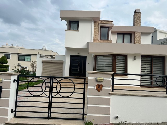 Girne Zeytinlikte Satılık 4+1 Villa