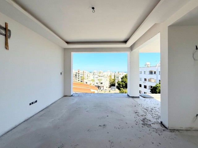 Girne Merkezde Temmuz'da Anahtar Teslim Havuzlu Site İçerisinde Satılık 2+1 Daire - Fotoğraf 4