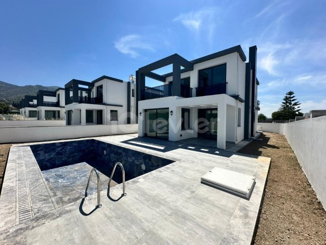 Kıbrıs Girne Alsancak Bölgesinde Satılık 4 Yatak Odalı Modern Villalar