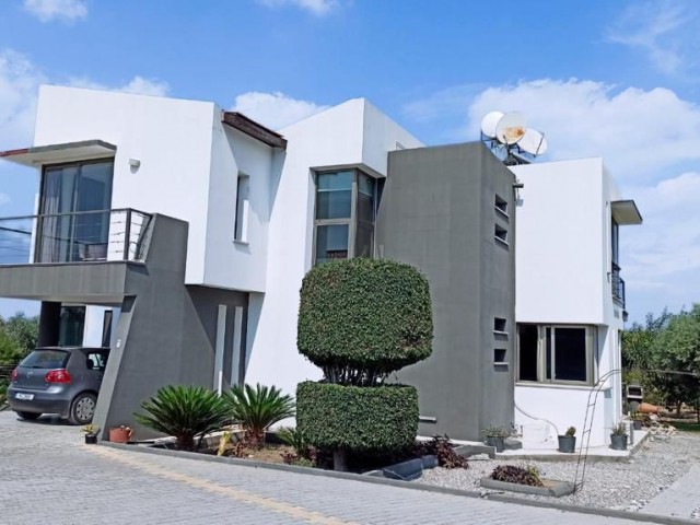 Girne Çatalköy'de 4+1 Geniş Bahçeli Kiralık Villa - Fotoğraf 2