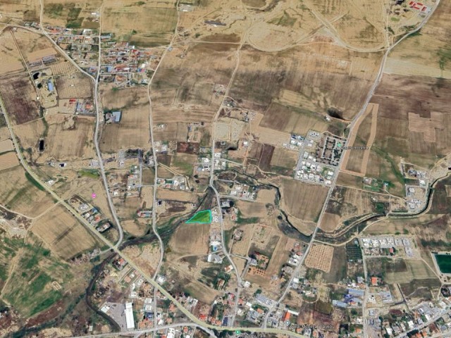 Lefkoşa Alayköy'de 2592 m² Tarla