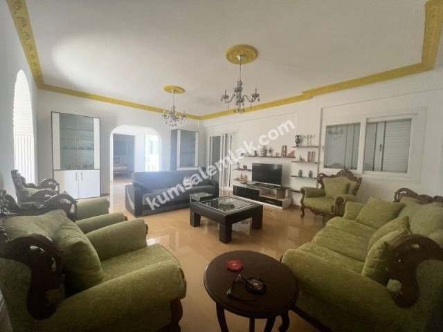 GİRNE / ALAGADİ BÖLGESİNDE GENİŞ BAHÇE İÇERİSİNDE KÖŞE ÜZERİNDE SATILIK  MÜSTAKİL EV