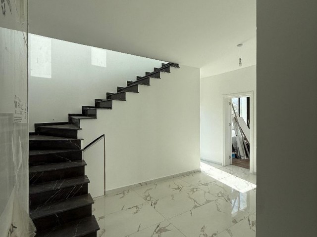 Lapta da Bahçeli 3+1 Satılık Nezih Alanda Deniz Manzaralı Villa - Fotoğraf 1