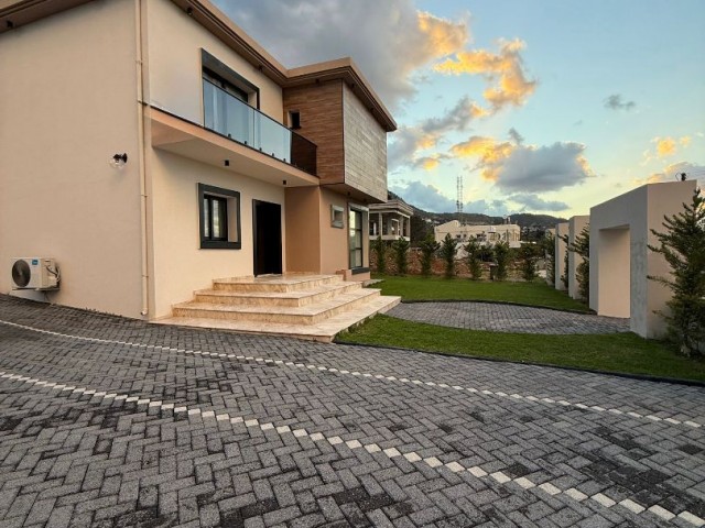 Karşıyakada Özel Havuzlu Satılık Villa- (kapalı Satıştır) 3+1 - Fotoğraf 2