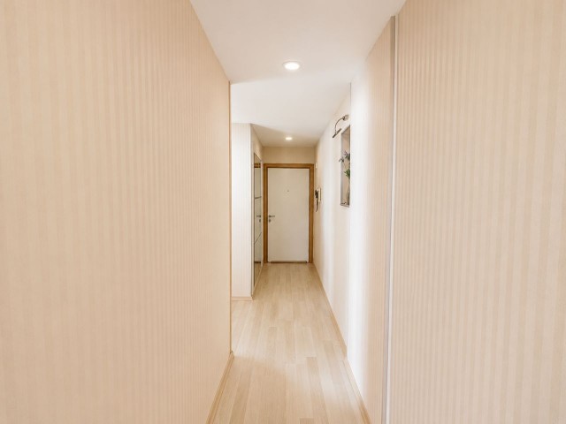 Girne Merkez'de 2+1 Ful Eşyalı Daire - Şehir İçi, Güvenlikli ve Dağ Manzaralı - Fotoğraf 2