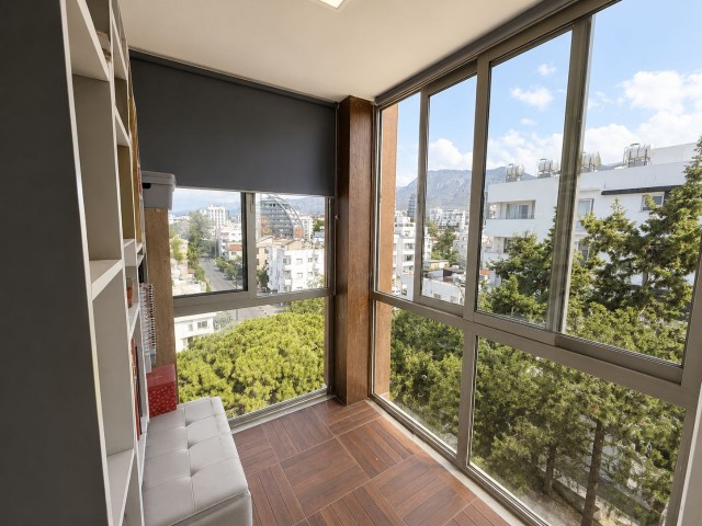 Girne Merkez'de 2+1 Ful Eşyalı Daire - Şehir İçi, Güvenlikli ve Dağ Manzaralı - Fotoğraf 3