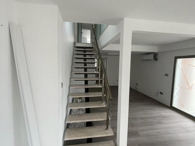 Oscar Yolu Üzerinde | Satılık & Kiralık Ticari Gayrimenkul Dükkan ve 1+1 Daire - Fotoğraf 2