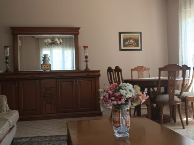 Girne Merkezde Satılık 3+1 Bahçeli Daire - Fotoğraf 1