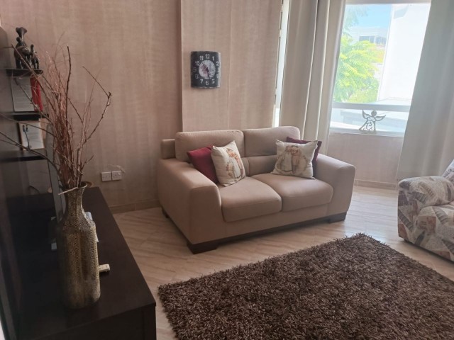 Girne Merkezde Satılık 3+1 Bahçeli Daire - Fotoğraf 2