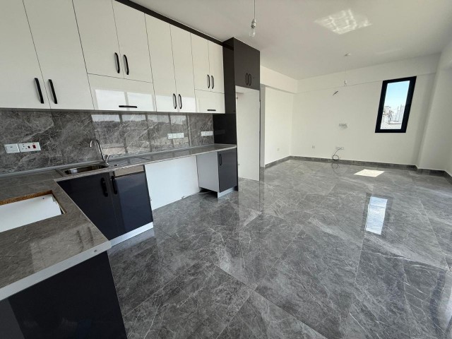 Küçük Kaymaklı Bölgesinde Yeni Bitmiş Asansörlü Binada Satılık Penthouse - Fotoğraf 4