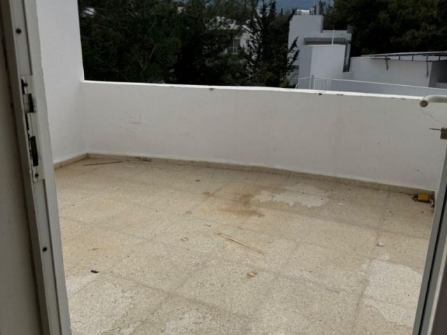 Girne Merkez’de Geniş Teraslı & Balkonlu Satılık 1+1 Daire | 85.000 STG - Fotoğraf 2
